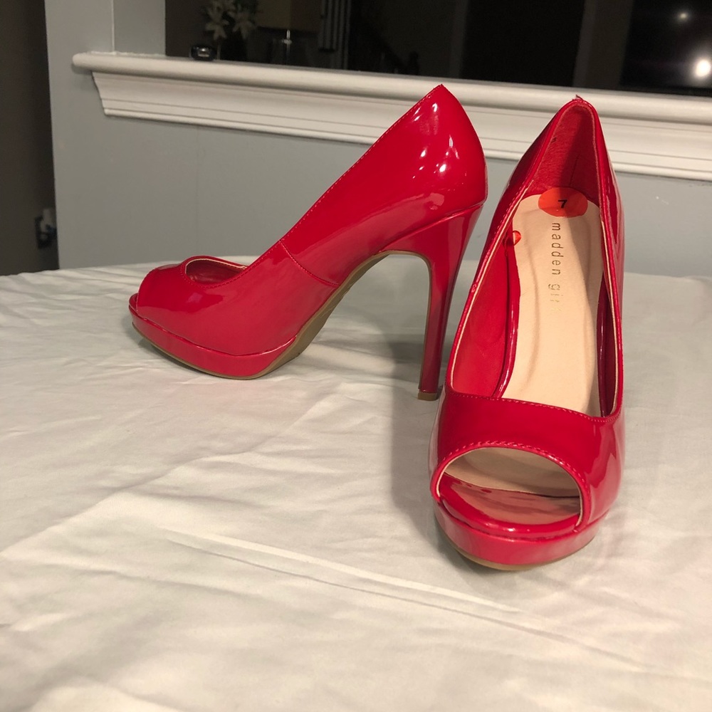 New red patent Madden Girl peep toe pumps - Picture 2 of 8